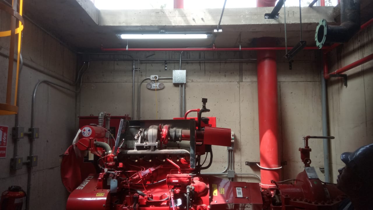 Cuarto de bombas completo con motor diesel Clarke instalado en Arequipa