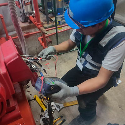 Tecnico realizando pruebas y mantenimiento de bombas contra incendio segun NFPA 25